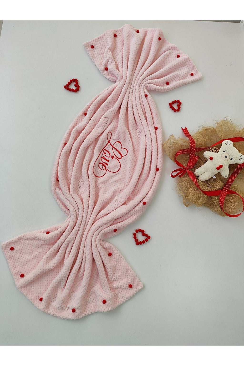 Sevgililer Günü Hediyesi Tv Battaniyesi Love Nakışlı Kalpli Ponponlu Koltuk Şalı Battaniye 160x90cm